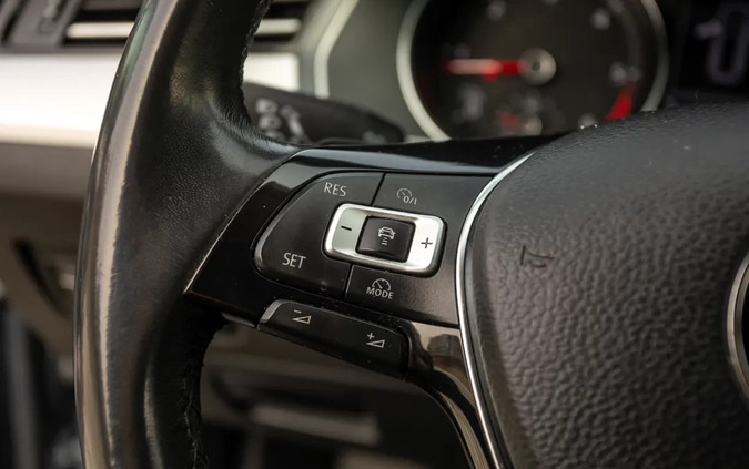 Volkswagen Passat cena 53000 przebieg: 239000, rok produkcji 2016 z Sieniawa małe 704
